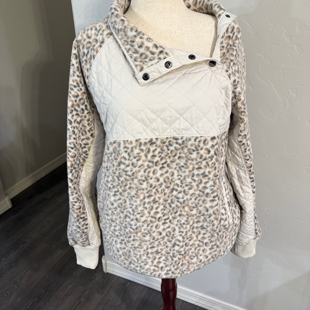 Abercrombie & Fitch Cream Leopard Print Quilted Fleece Jacket. Size L